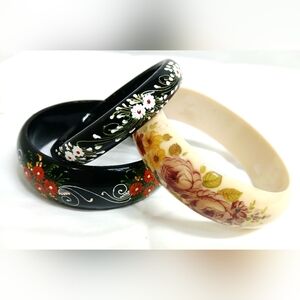 Vintage Plastic Floral Black and Cream Bangle Set